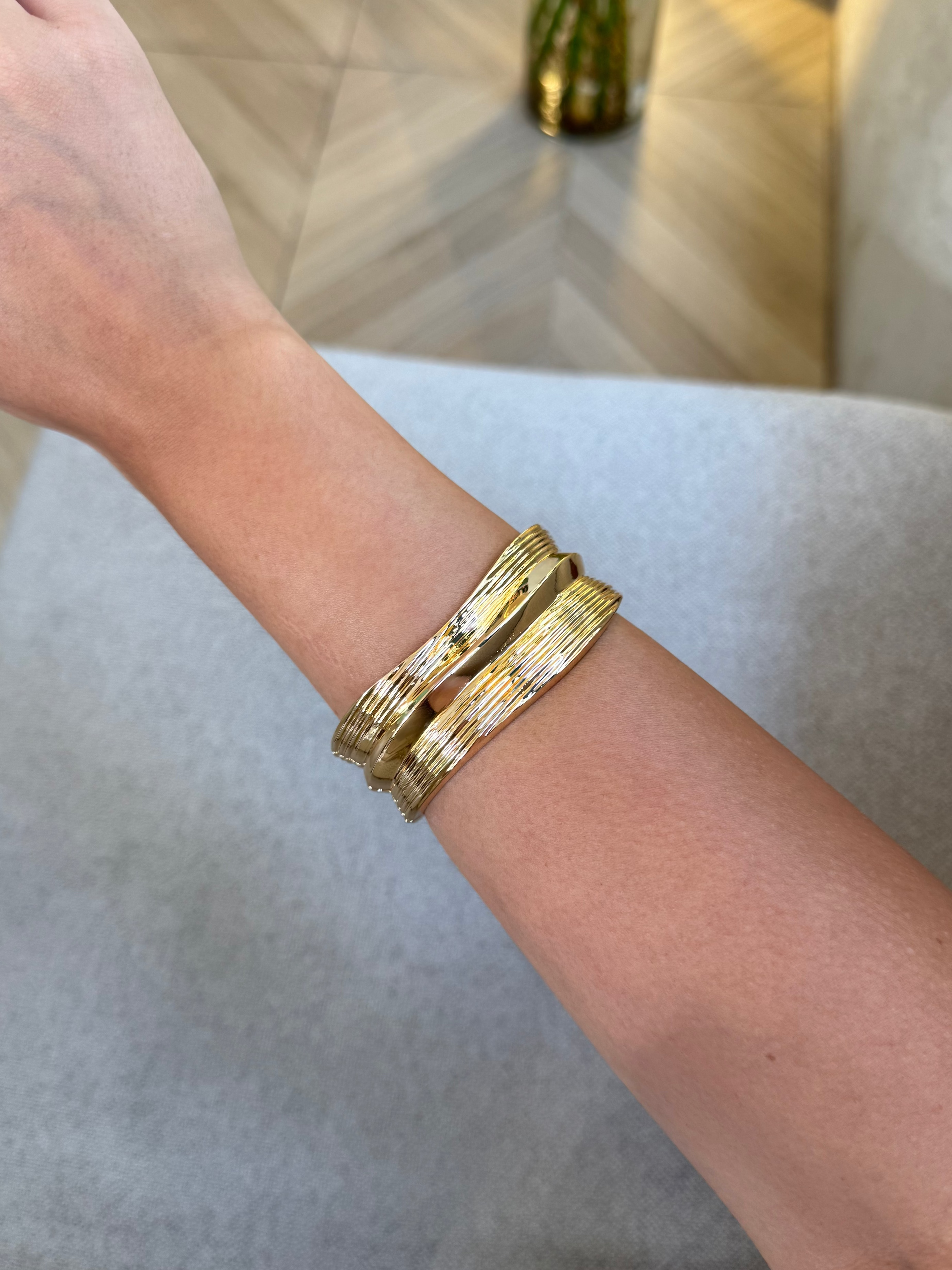 RIBBED BANGLE